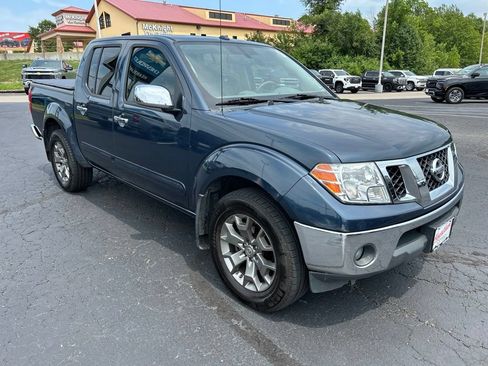 Used 2017 Nissan Frontier SL w/ Moonroof Package AWD/4WD image 3