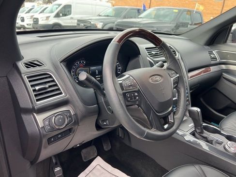 Certified 2018 Ford Explorer Platinum image 7