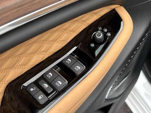 Used 2022 Jeep Grand Cherokee Summit w/ Luxury Tech Group V AWD/4WD image 4