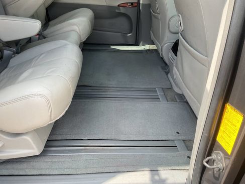 Used 2012 Toyota Sienna XLE FWD image 38