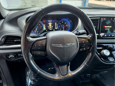 Used 2021 Chrysler Pacifica Touring-L w/ Premium & Safety Sphere Group FWD image 23