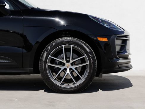 Certified 2026 Porsche Macan AWD/4WD image 11