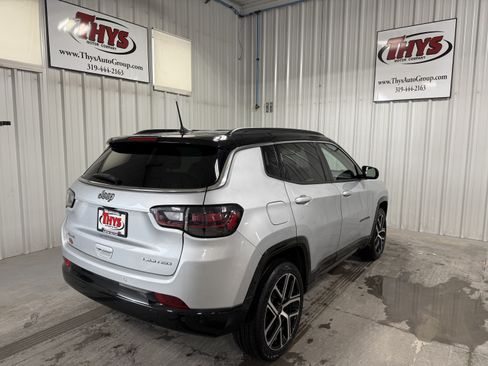 Used 2025 Jeep Compass Limited w/ Elite Group AWD/4WD image 3