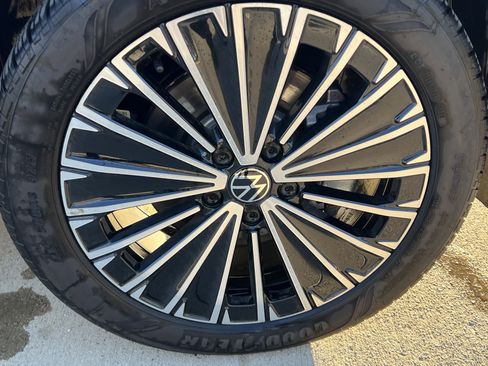 Certified 2025 Volkswagen Taos SE w/ Panoramic Sunroof Package FWD image 12