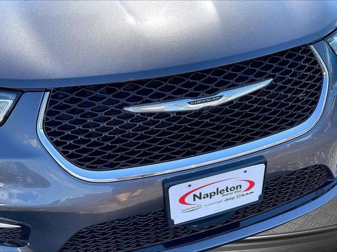 Used 2021 Chrysler Pacifica Touring w/ Cold Weather Group FWD image 26