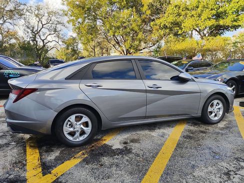 Used 2023 Hyundai Elantra SE w/ Preferred Accessory Package FWD image 10