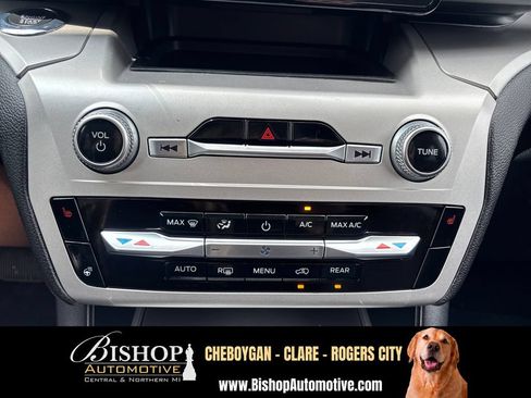 Used 2022 Ford Explorer XLT w/ Equipment Group 202A AWD/4WD image 36