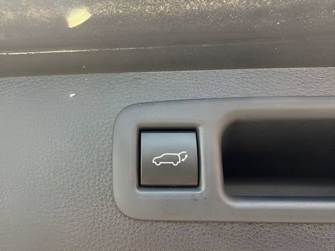 Used 2021 Toyota Highlander XLE AWD/4WD image 10