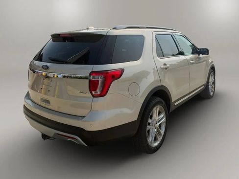 Used 2017 Ford Explorer XLT w/ Equipment Group 202A AWD/4WD image 7