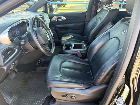 Used 2019 Chrysler Pacifica Touring-L Plus w/ Advanced Safetytec Group FWD image 23