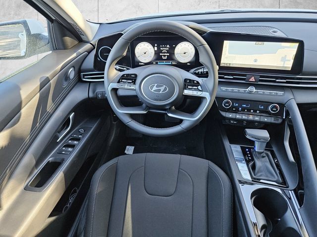 Certified 2025 Hyundai Elantra SEL FWD image 5