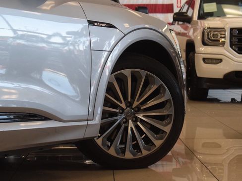 Used 2019 Audi e-tron Prestige w/ Prestige Package AWD/4WD image 38