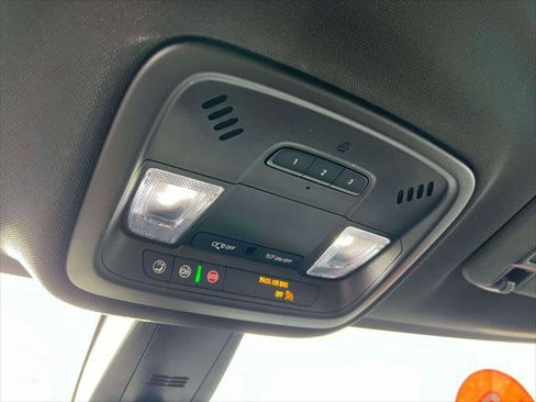 Used 2023 Chevrolet Traverse LT w/ Rear Camera Mirror Package image 32