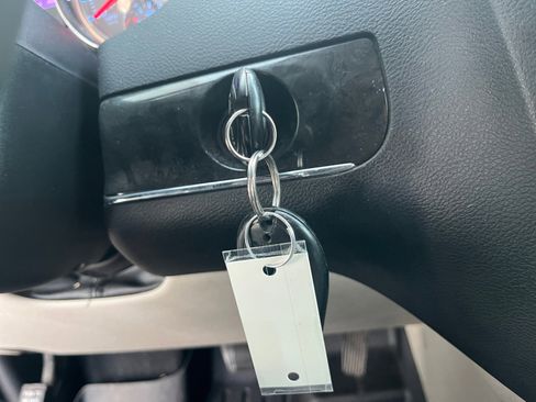 Used 2013 Chrysler Town & Country Touring image 33