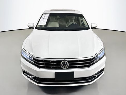 Used 2018 Volkswagen Passat 2.0T SE FWD image 2