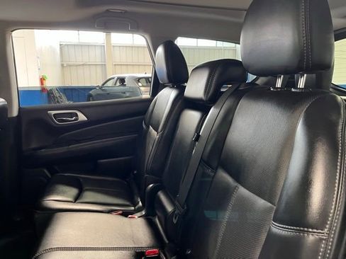 Used 2017 Nissan Pathfinder Platinum w/ Midnight Edition Package FWD image 18