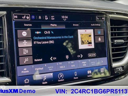 Used 2023 Chrysler Pacifica Touring-L image 41