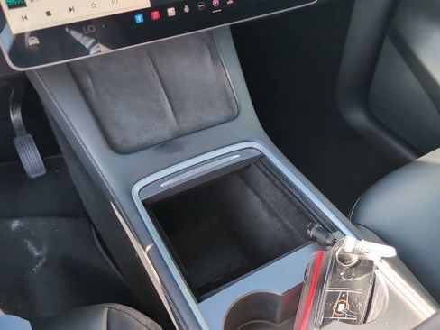 Used 2022 Tesla Model Y Long Range image 19