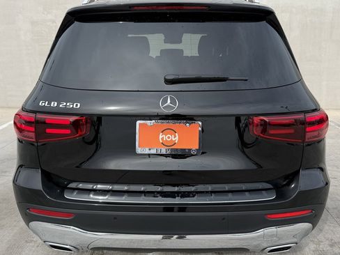 Used 2025 Mercedes-Benz GLB 250 image 4