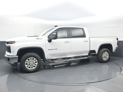 Used 2025 Chevrolet Silverado 2500 LT image 2