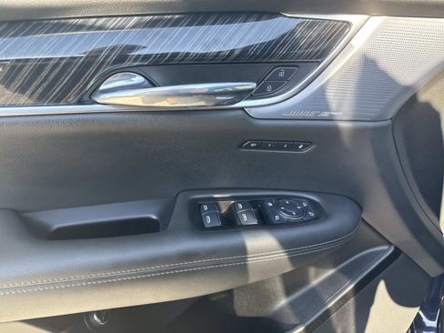 Used 2025 Cadillac XT6 Premium Luxury image 21