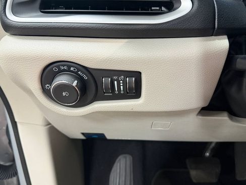 Used 2024 Chrysler Pacifica Touring-L FWD image 31