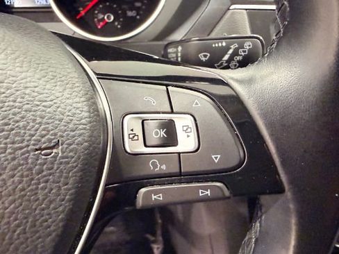 Used 2018 Volkswagen Tiguan SE AWD/4WD image 32