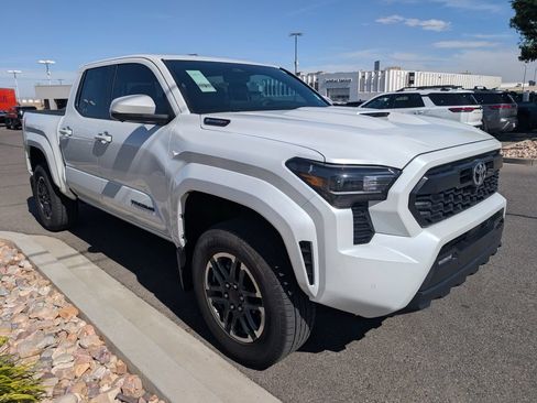 Used 2025 Toyota Tacoma TRD Sport w/ TRD Sport Premium Package AWD/4WD image 4