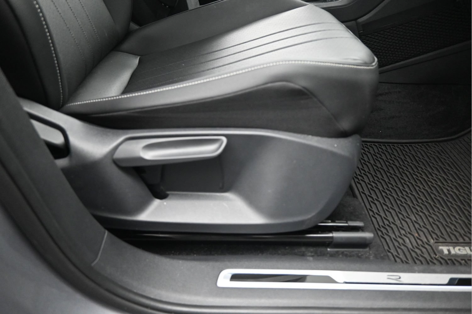 Used 2024 Volkswagen Tiguan SE R-Line FWD image 16