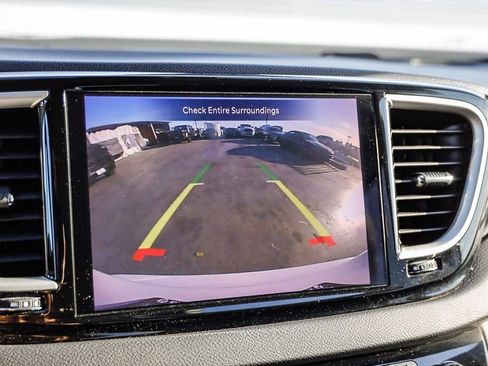 Used 2022 Chrysler Pacifica Touring-L FWD image 29