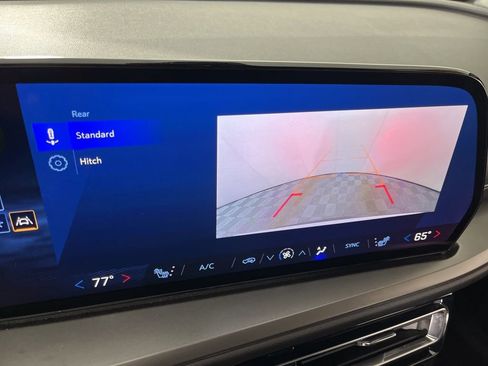 Used 2025 Chevrolet Traverse LT image 32