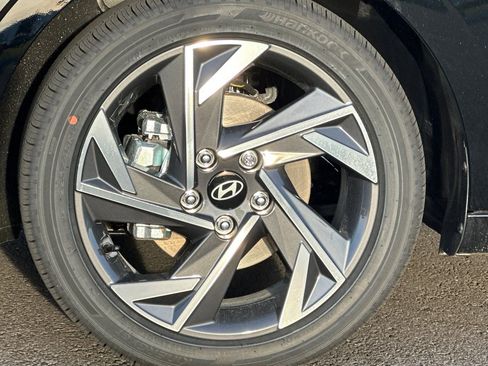 Used 2025 Hyundai Elantra SEL image 28