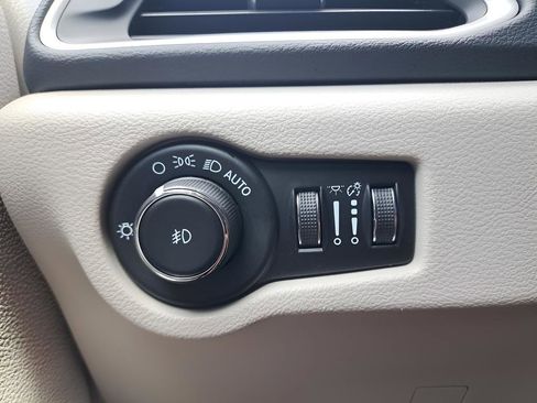 Used 2023 Chrysler Pacifica Touring-L FWD image 23