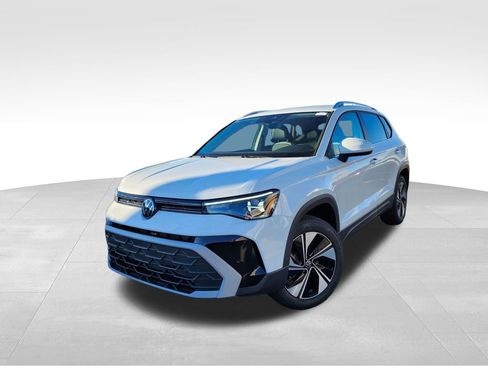 New 2026 Volkswagen Taos SE image 3