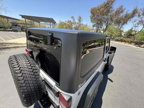 Used 2018 Jeep Wrangler Rubicon w/ Power Convenience Group AWD/4WD image 16