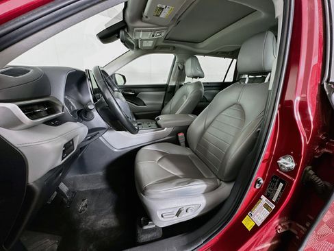 Used 2023 Toyota Highlander XLE FWD image 13