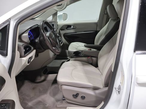 Used 2018 Chrysler Pacifica Touring-L Plus FWD image 10