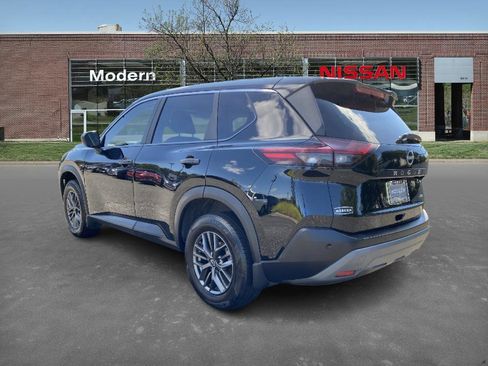 Used 2023 Nissan Rogue S image 2