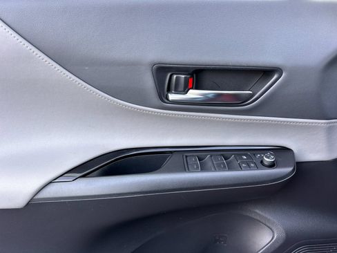 Used 2022 Toyota Venza LE AWD/4WD image 11