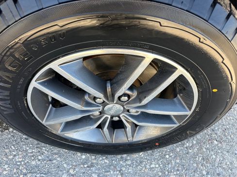 Used 2017 Jeep Grand Cherokee Limited image 17