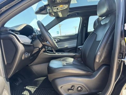 Used 2025 Jeep Compass Latitude w/ Sun & Sound Group image 2