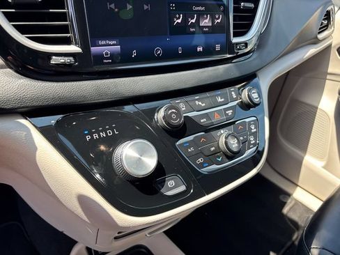 Used 2023 Chrysler Pacifica Touring-L FWD image 23