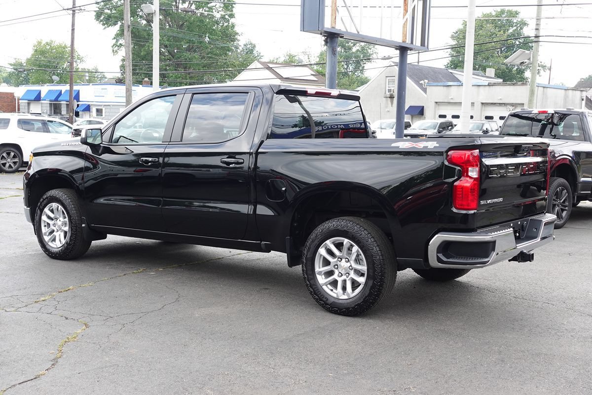 Used 2024 Chevrolet Silverado 1500 LT AWD/4WD image 2