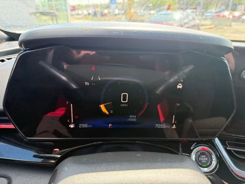 Used 2025 Chevrolet Trax RS image 11