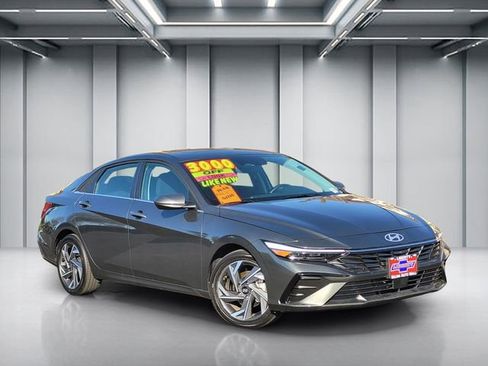 Used 2025 Hyundai Elantra SEL image 1