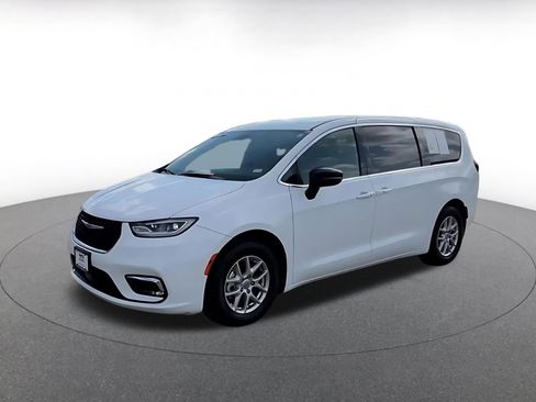 Used 2025 Chrysler Pacifica Select image 8