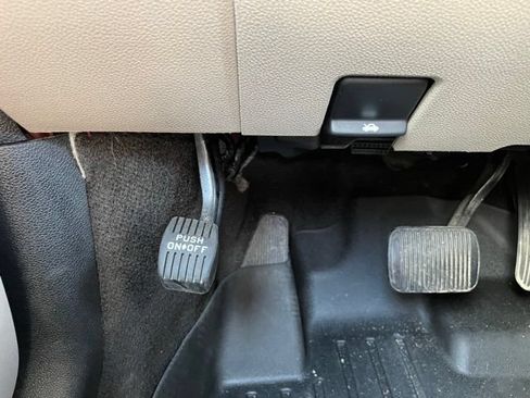 Used 2018 Ford Explorer XLT w/ Equipment Group 202A AWD/4WD image 14