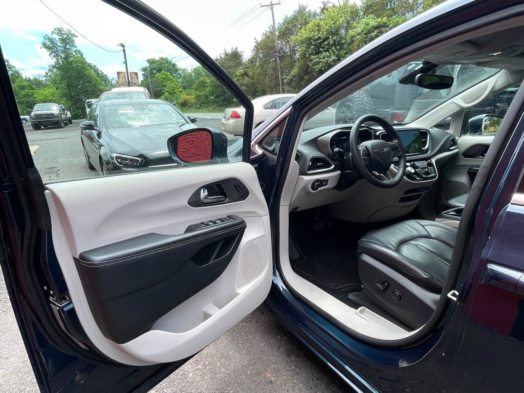 Used 2022 Chrysler Pacifica Touring-L FWD image 13