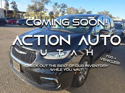 Used 2023 Chrysler Pacifica Touring-L image 1