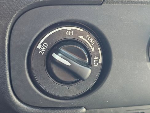 Used 2025 Nissan Frontier SV AWD/4WD image 26